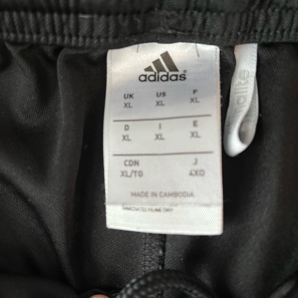 Women Adidas running shorts size XL. - Picture 2 of 3